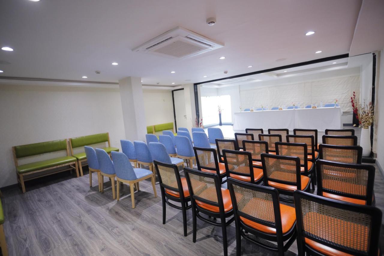 כלכותה The Avenue Hotel Ballygunge מראה חיצוני תמונה